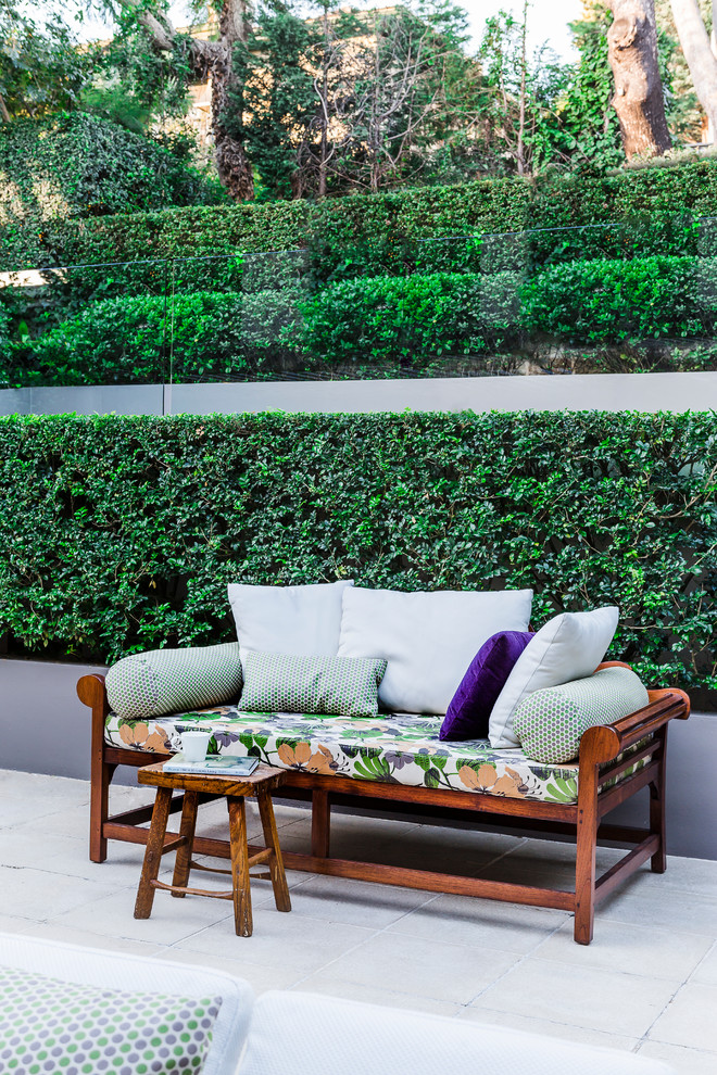Große Eklektische Pergola hinter dem Haus mit Outdoor-Küche und Natursteinplatten in Sydney