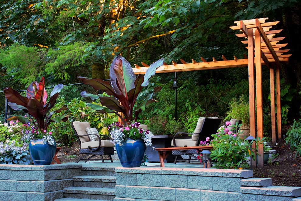 Design ideas for a classic patio steps in Seattle.