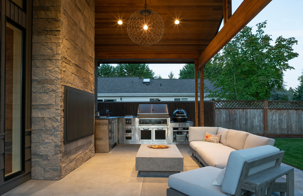 Источник вдохновения для домашнего уюта: двор на заднем дворе в современном стиле с покрытием из бетонных плит, навесом и зоной барбекю