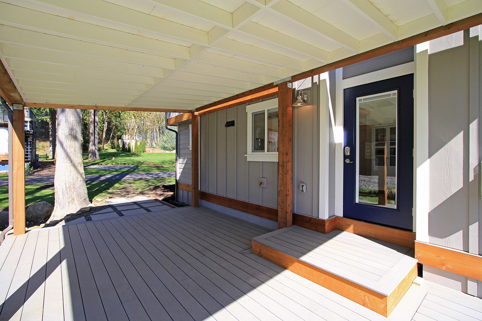Idee per un piccolo patio o portico american style nel cortile laterale con pedane e una pergola