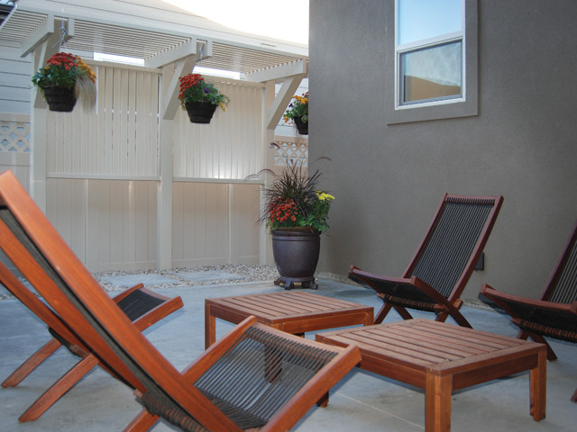 Immagine di un patio o portico minimal di medie dimensioni e in cortile con lastre di cemento e nessuna copertura