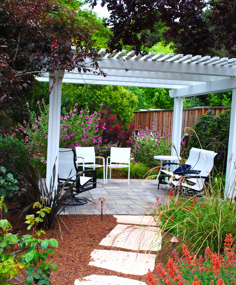 Modelo de patio clásico de tamaño medio en patio trasero con pérgola