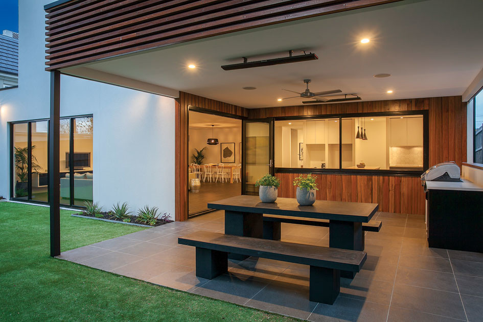 Immagine di un grande patio o portico minimal dietro casa con pavimentazioni in cemento e un tetto a sbalzo