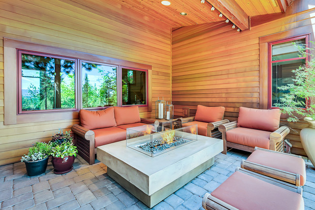 Bend, Oregon Mountain Modern Home-Covered Patio - Clásico - Patio