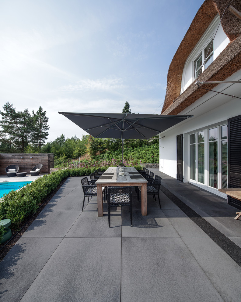 Foto di un ampio patio o portico contemporaneo dietro casa con nessuna copertura