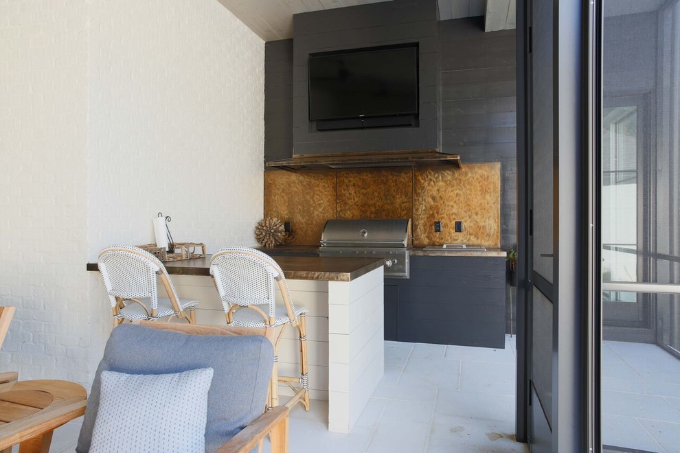 Cette image montre une terrasse arrière minimaliste avec une cuisine d'été, du carrelage et aucune couverture.