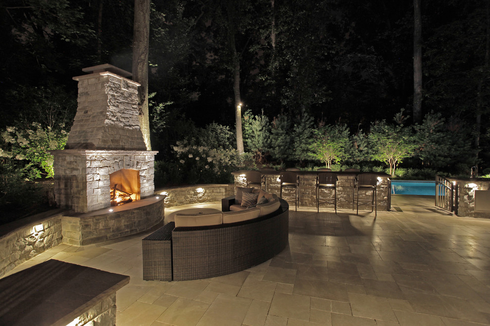 Imagen de patio tradicional renovado extra grande sin cubierta en patio trasero con cocina exterior y suelo de baldosas