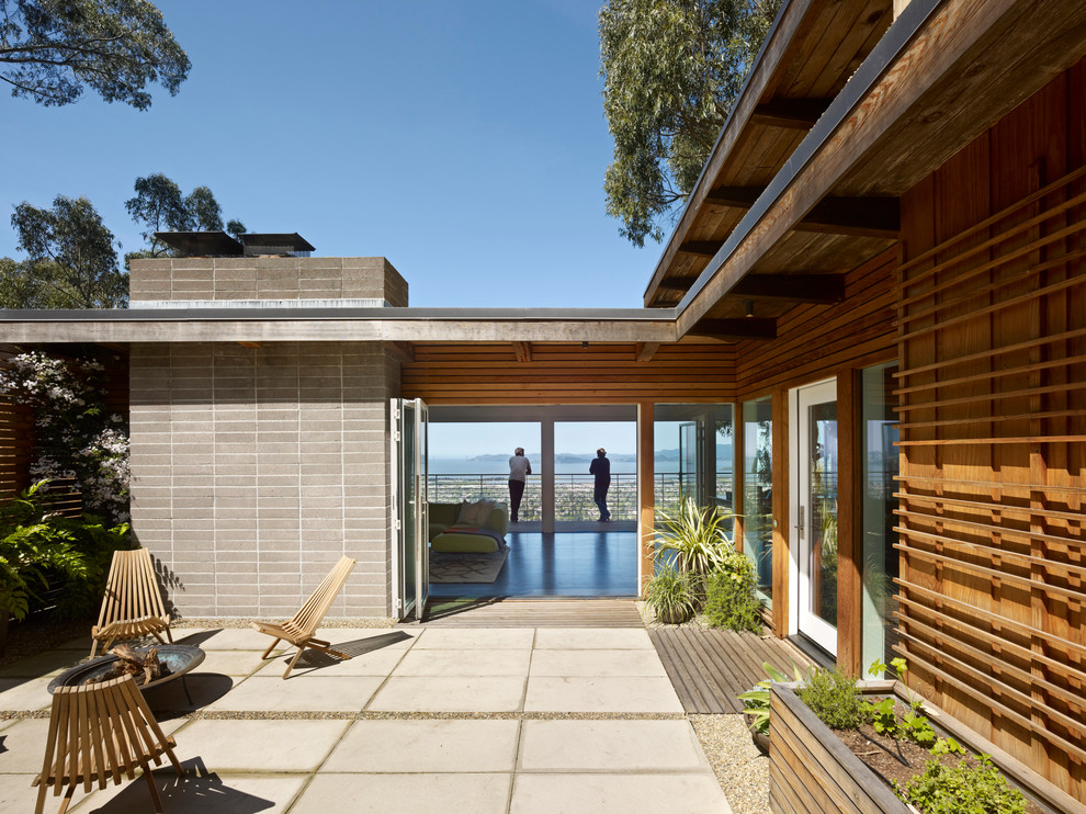 This is an example of a midcentury patio in San Francisco.