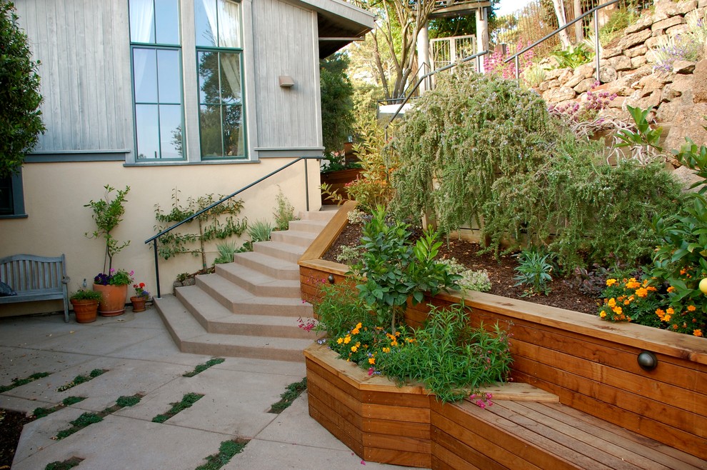 Idée de décoration pour une terrasse avant design de taille moyenne avec un point d'eau, une dalle de béton et aucune couverture.