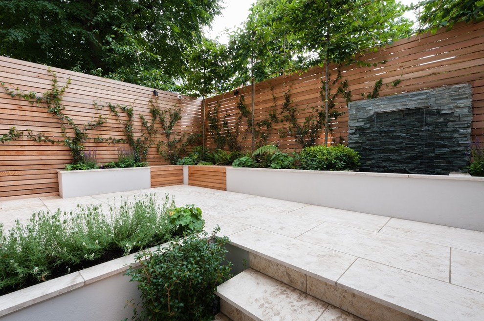 Aménagement d'une terrasse contemporaine avec des pavés en pierre naturelle.