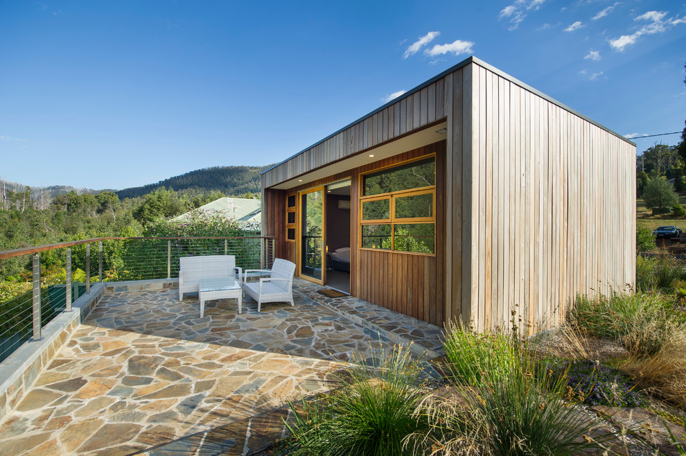 Свежая идея для дизайна: двор в современном стиле с покрытием из каменной брусчатки без защиты от солнца - отличное фото интерьера