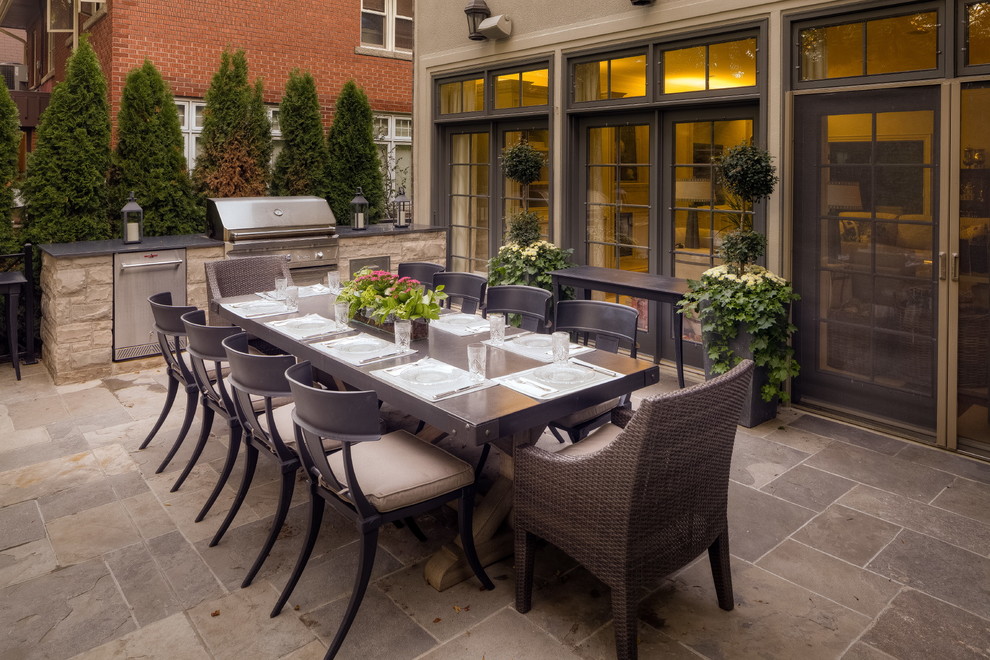 Unbedeckter Klassischer Patio hinter dem Haus mit Outdoor-Küche in Toronto