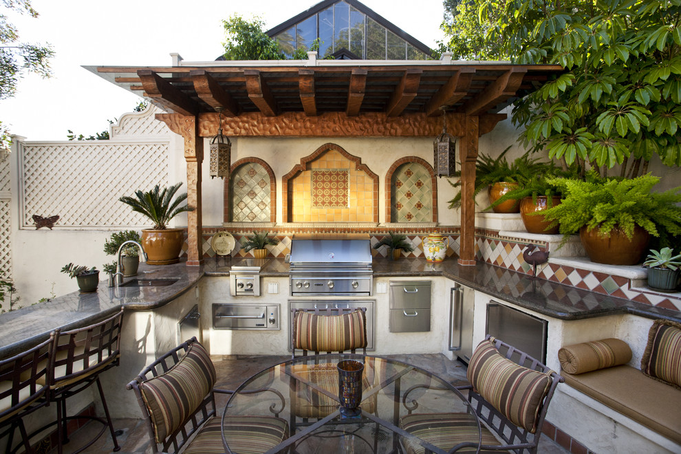 Идея дизайна: пергола во дворе частного дома в средиземноморском стиле с зоной барбекю