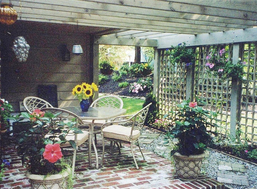 Пример оригинального дизайна: пергола во дворе частного дома среднего размера на заднем дворе в стиле фьюжн с забором и мощением клинкерной брусчаткой