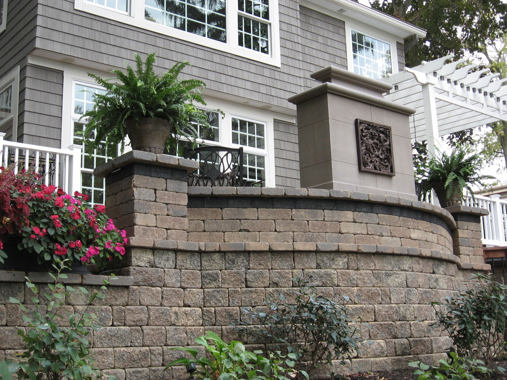 Idee per un grande patio o portico dietro casa con un focolare e pavimentazioni in pietra naturale