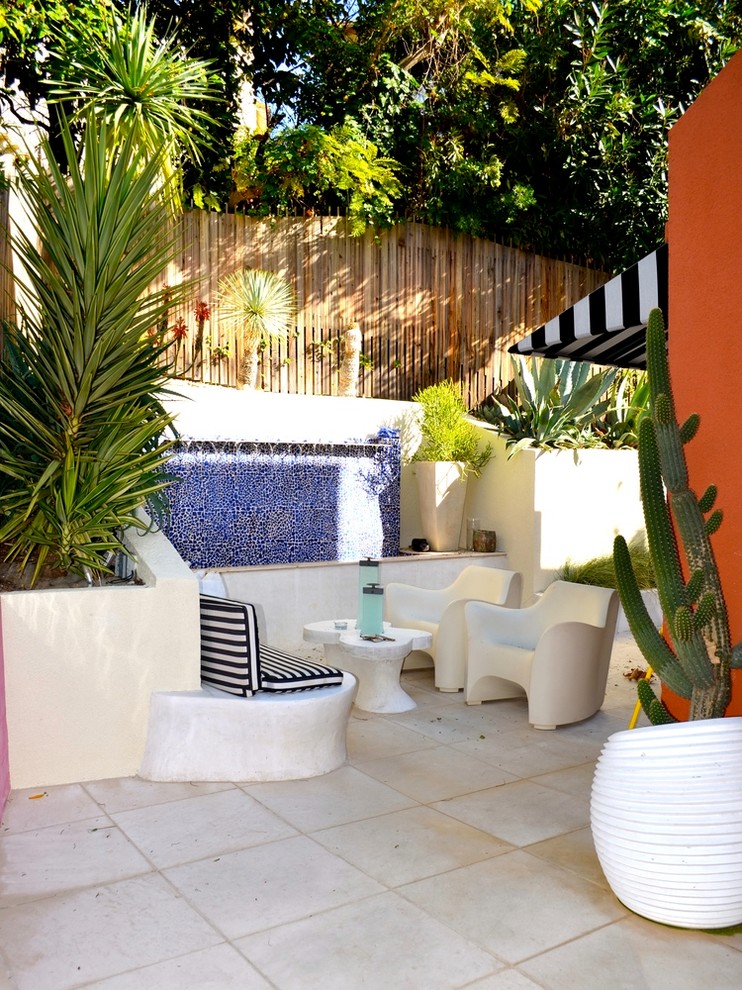 Imagen de patio mediterráneo de tamaño medio sin cubierta en patio trasero con cocina exterior