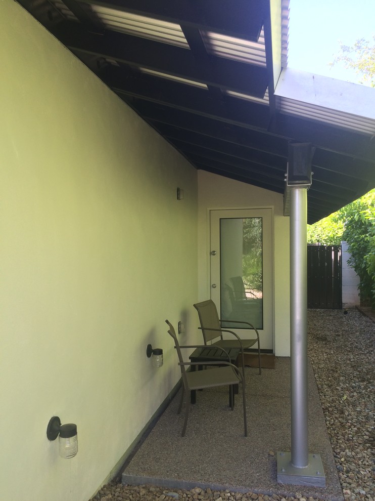 Foto di un patio o portico minimalista nel cortile laterale