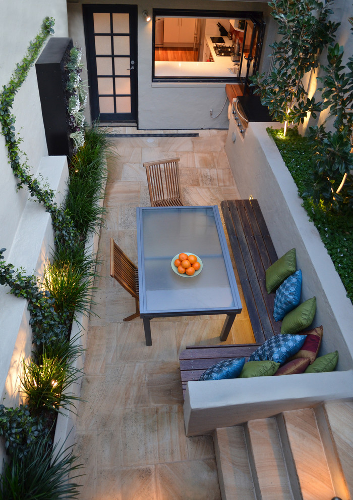 Идея дизайна: маленький двор на внутреннем дворе в современном стиле с вертикальным садом для на участке и в саду