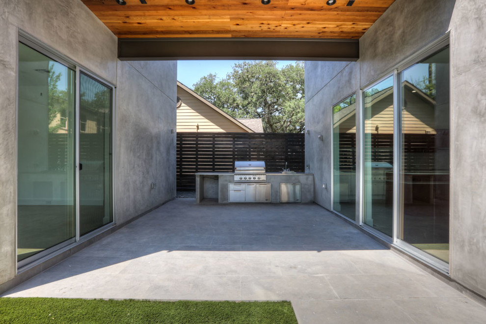 Пример оригинального дизайна: двор среднего размера на заднем дворе в стиле модернизм с летней кухней и мощением тротуарной плиткой без защиты от солнца