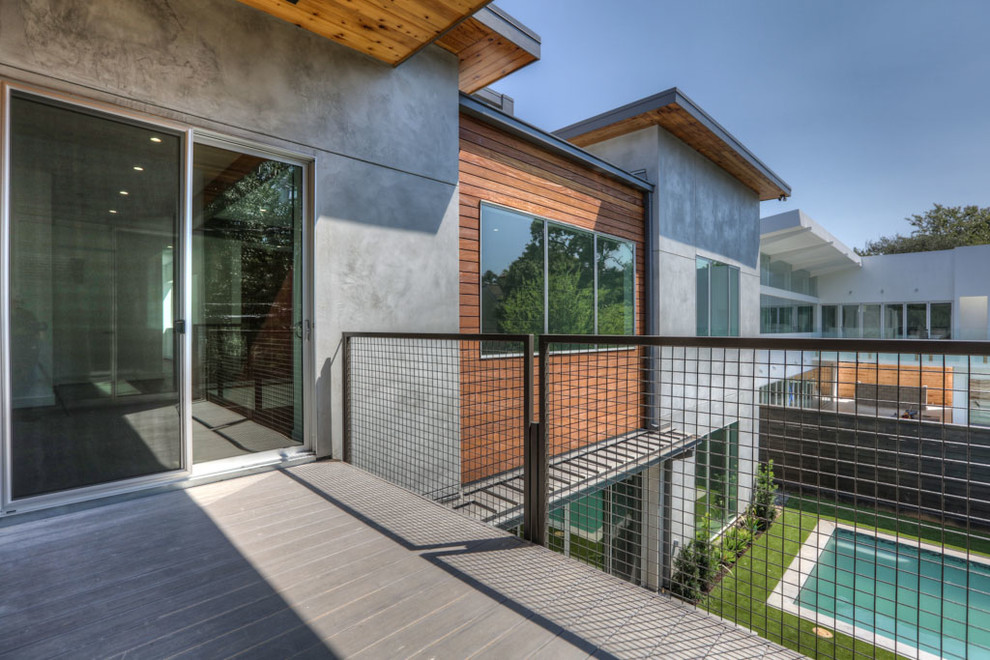 Réalisation d'une terrasse arrière minimaliste avec une extension de toiture.