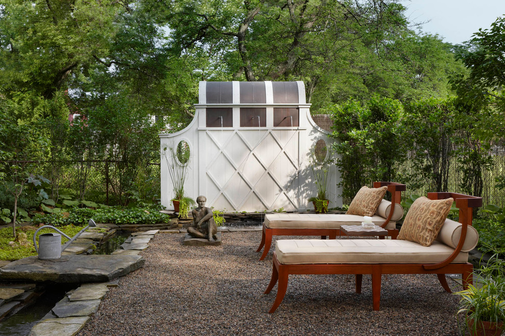 Inspiration for a timeless patio fountain remodel in Detroit