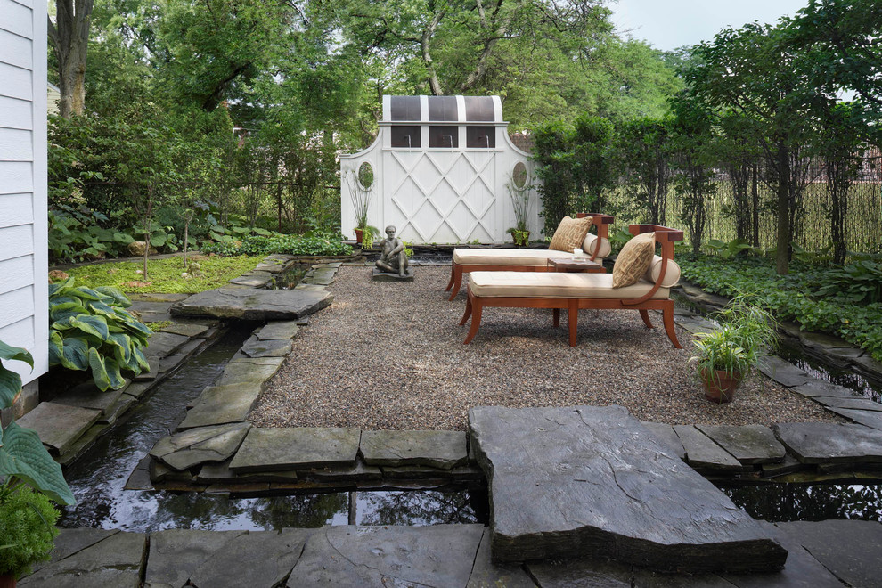 Пример оригинального дизайна: двор в классическом стиле с фонтаном