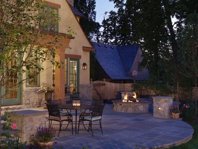 Diseño de patio tradicional grande sin cubierta en patio trasero con brasero y adoquines de piedra natural