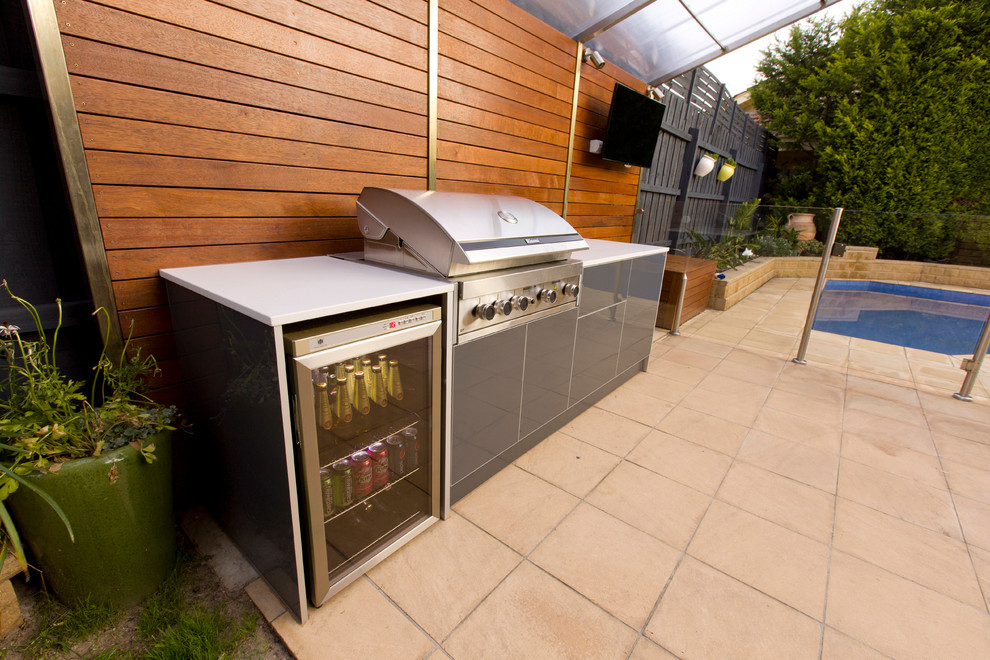 Moderner Patio hinter dem Haus mit Outdoor-Küche, Betonboden und Markisen in Melbourne