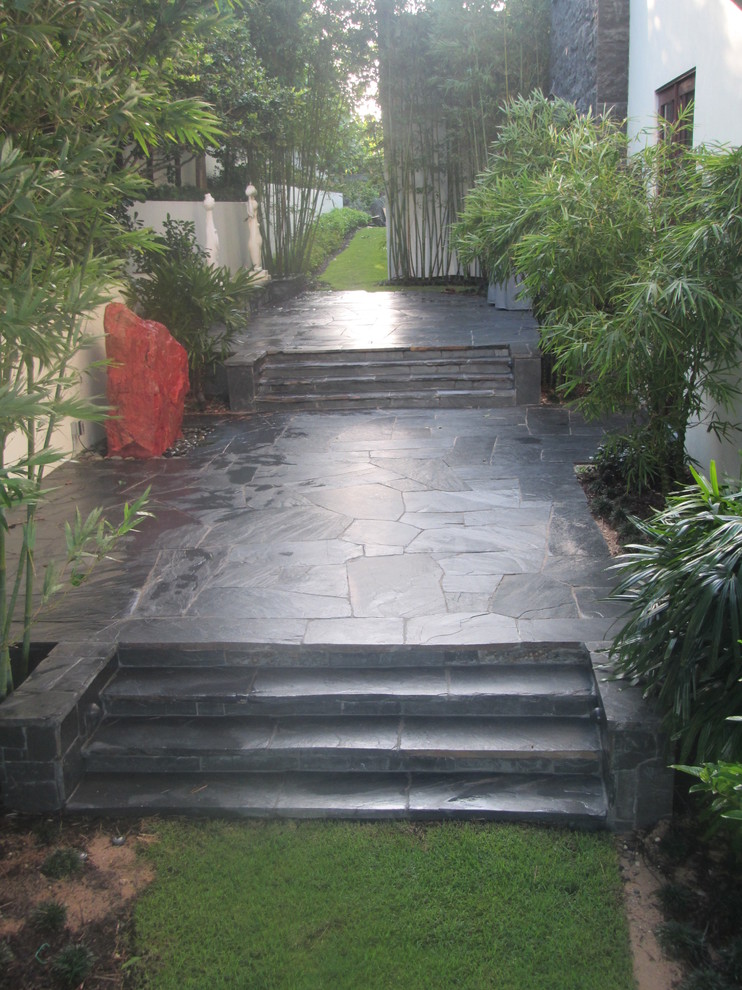 Imagen de patio asiático de tamaño medio en patio con adoquines de piedra natural, cocina exterior y cenador