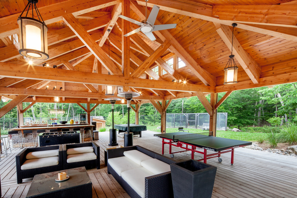 Exemple d'une terrasse en bois arrière chic de taille moyenne avec une cuisine d'été et un gazebo ou pavillon.