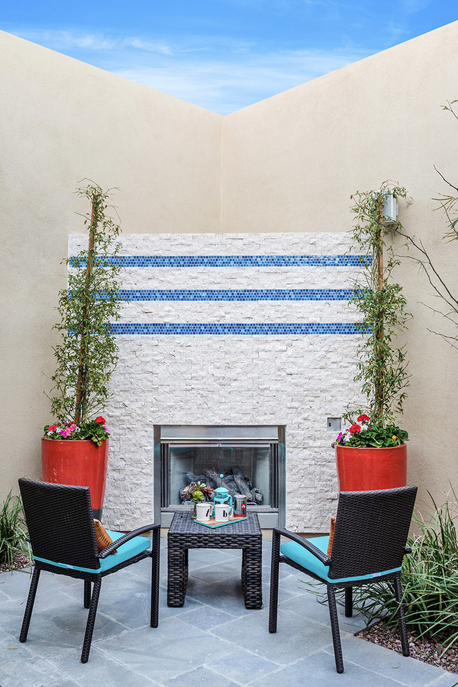 Идея дизайна: двор на внутреннем дворе в современном стиле с уличным камином без защиты от солнца