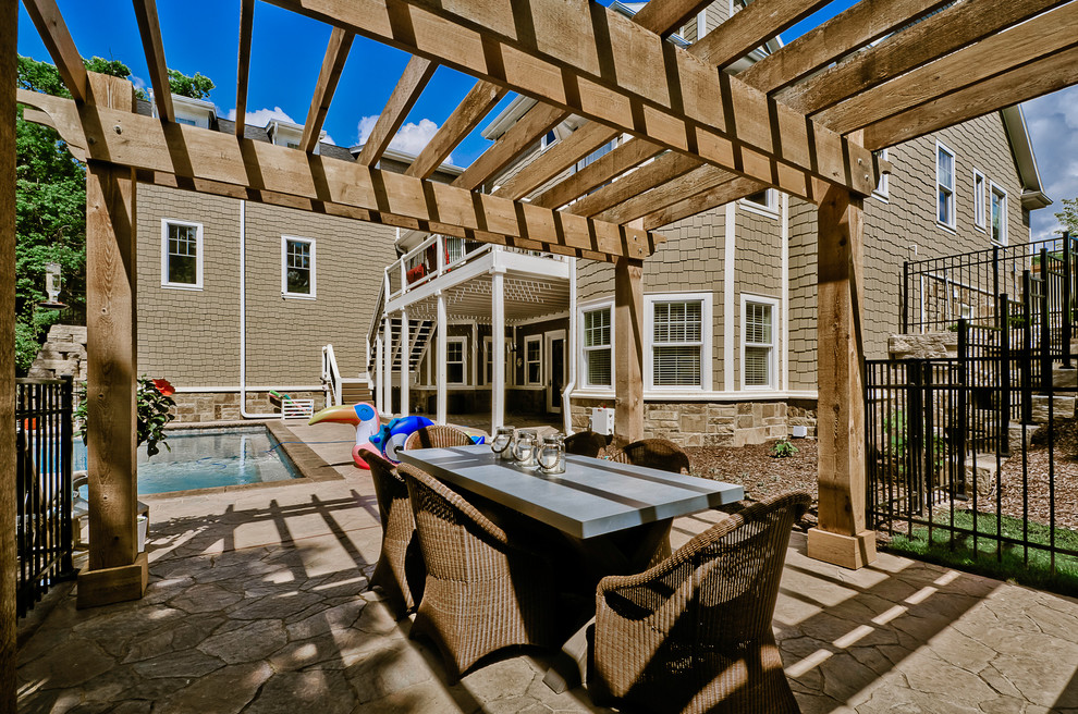 Foto de patio de estilo americano grande en patio lateral con ducha exterior, suelo de hormigón estampado y pérgola