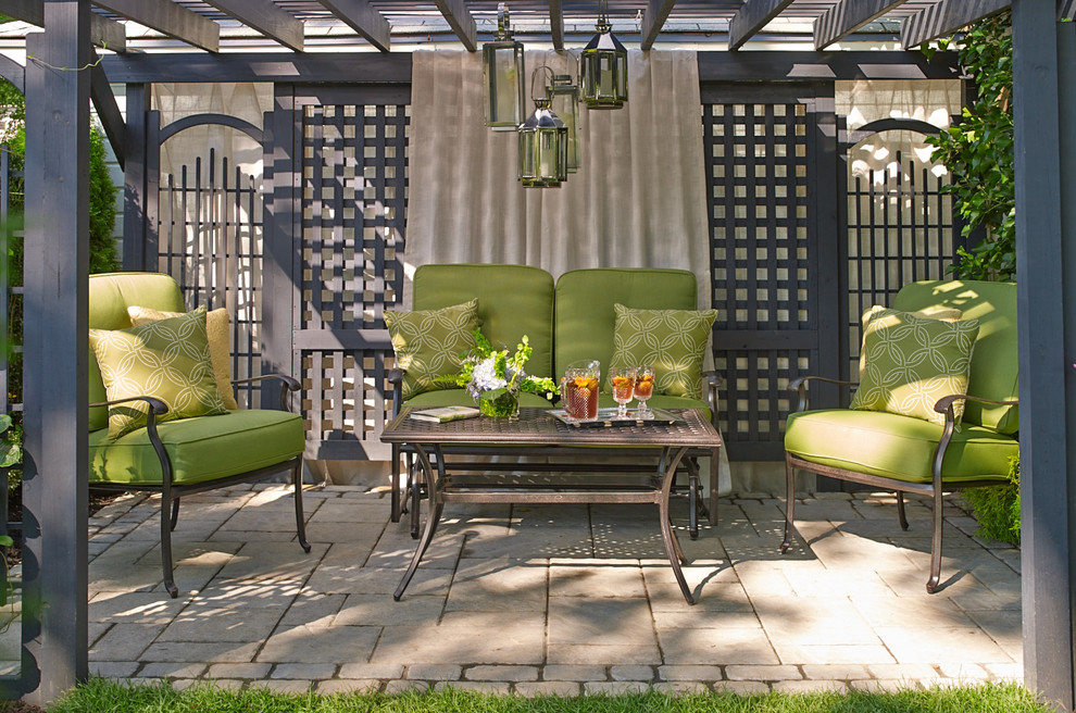 Diseño de patio tradicional renovado de tamaño medio en patio trasero con jardín de macetas, losas de hormigón y cenador