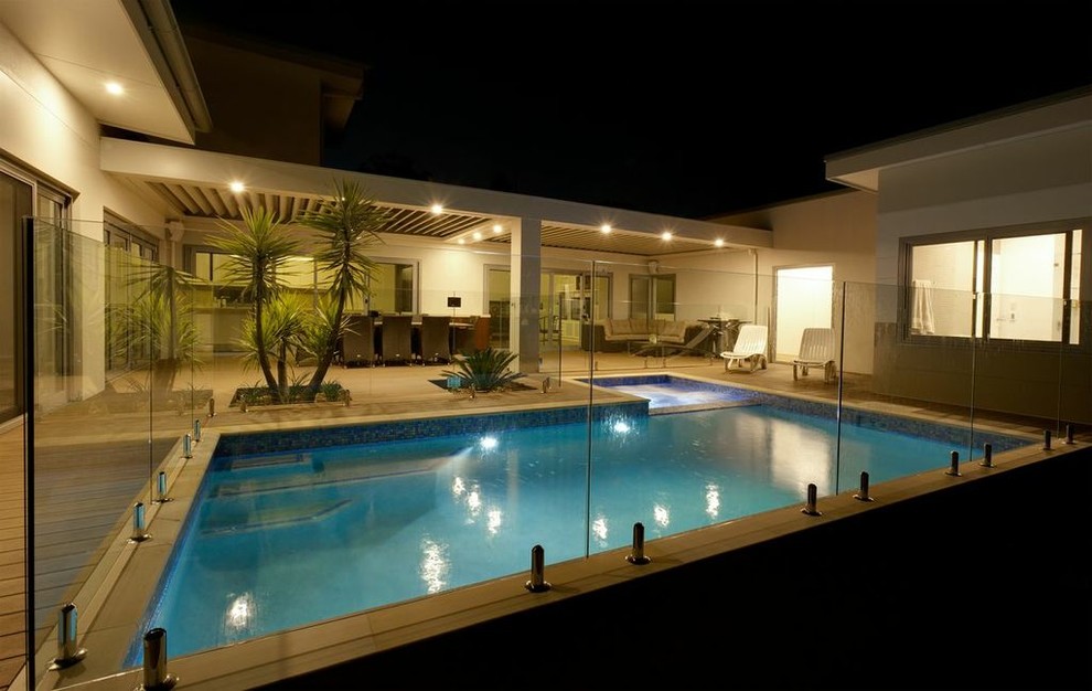 Immagine di una piscina minimal dietro casa