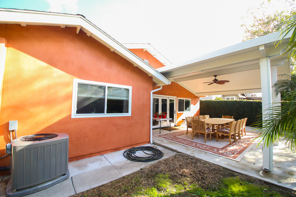 Foto di un patio o portico minimalista di medie dimensioni e dietro casa con un tetto a sbalzo