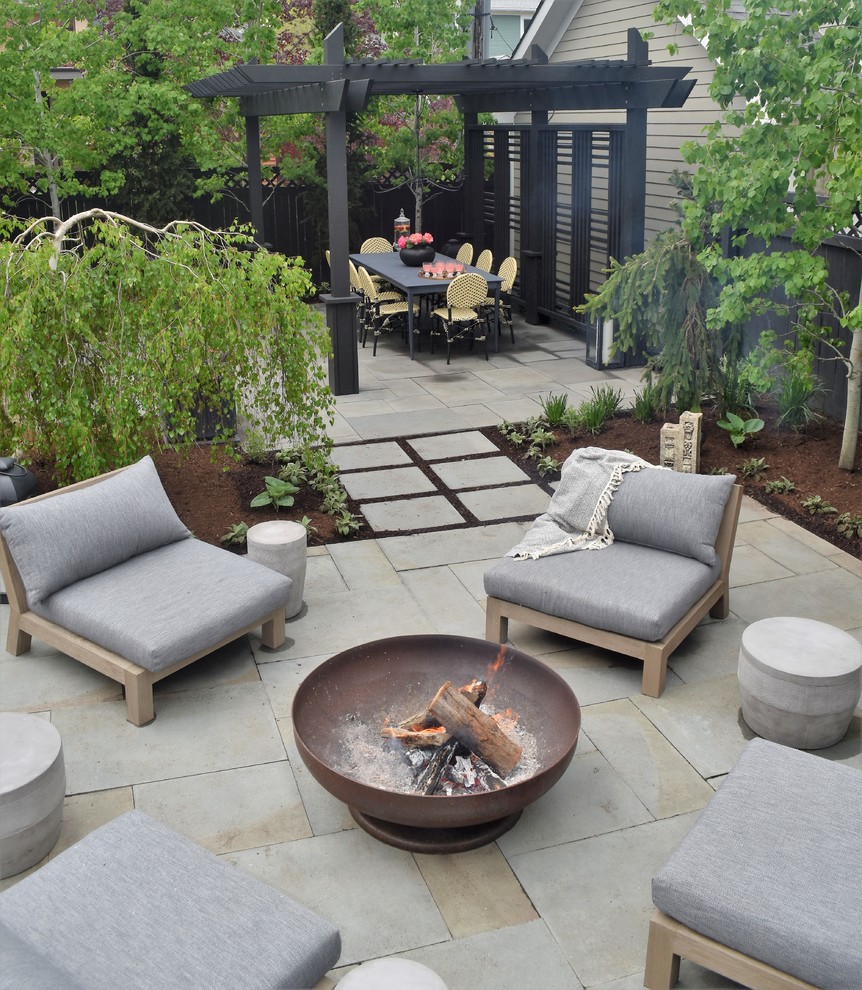 Kleine Moderne Pergola hinter dem Haus mit Feuerstelle und Natursteinplatten in Chicago