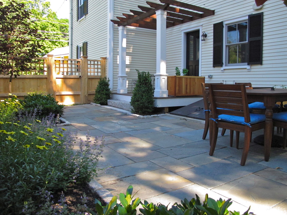 На фото: двор на боковом дворе в классическом стиле с покрытием из каменной брусчатки с