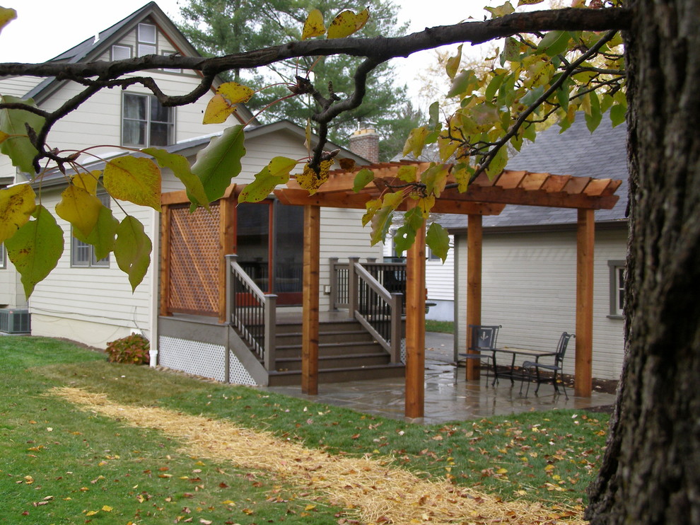 Пример оригинального дизайна: пергола во дворе частного дома на заднем дворе в классическом стиле с местом для костра и покрытием из каменной брусчатки