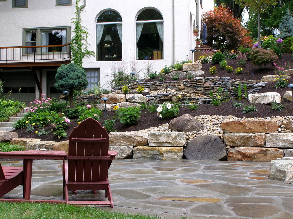 Foto di un patio o portico stile rurale dietro casa con fontane e pavimentazioni in pietra naturale