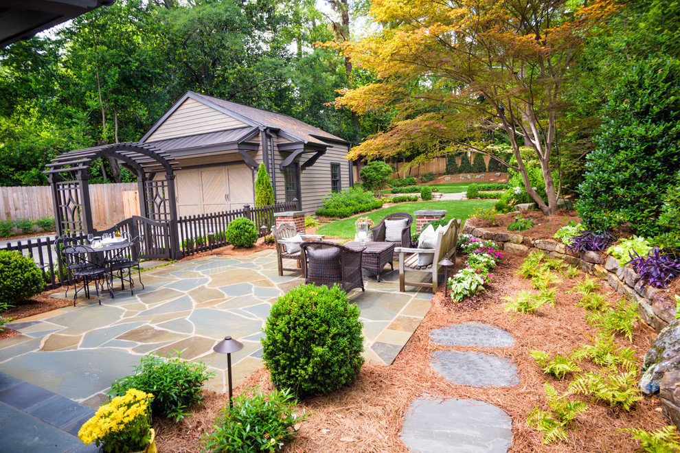 Mittelgroßer Klassischer Patio hinter dem Haus mit Natursteinplatten in Atlanta