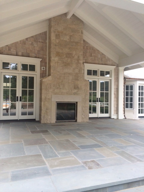Immagine di un patio o portico american style con pavimentazioni in pietra naturale