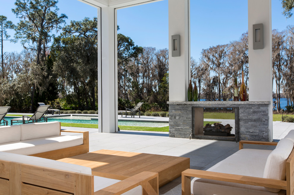 Großer, Überdachter Moderner Patio hinter dem Haus mit Kamin in Orlando