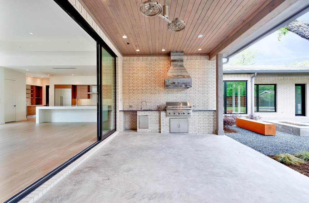 Источник вдохновения для домашнего уюта: большой двор на заднем дворе в современном стиле с летней кухней, покрытием из бетонных плит и навесом
