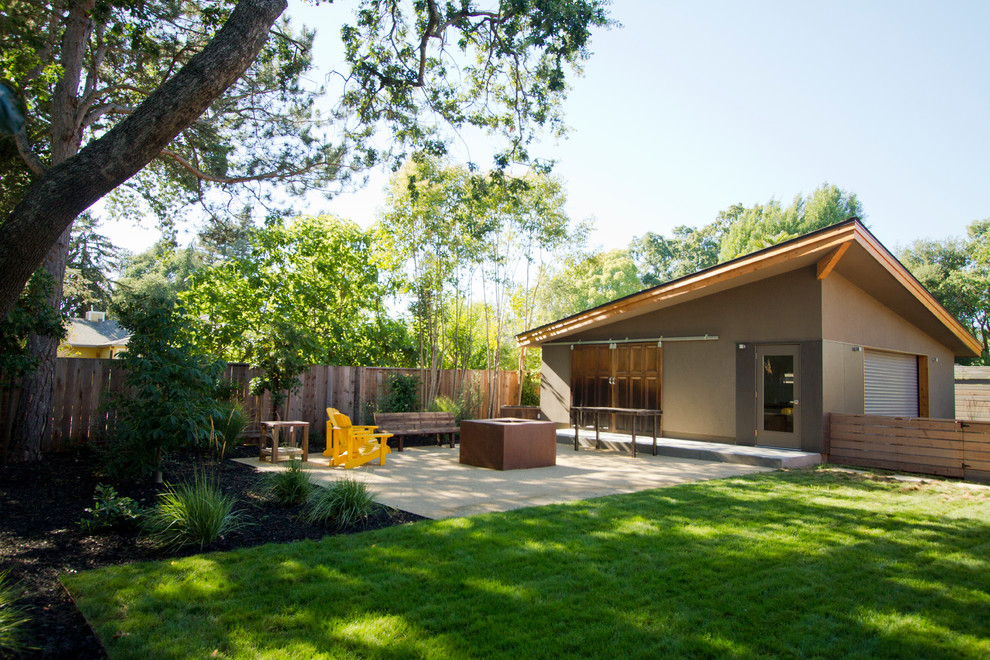 Свежая идея для дизайна: большой двор на заднем дворе в стиле модернизм с местом для костра и покрытием из гравия без защиты от солнца - отличное фото интерьера