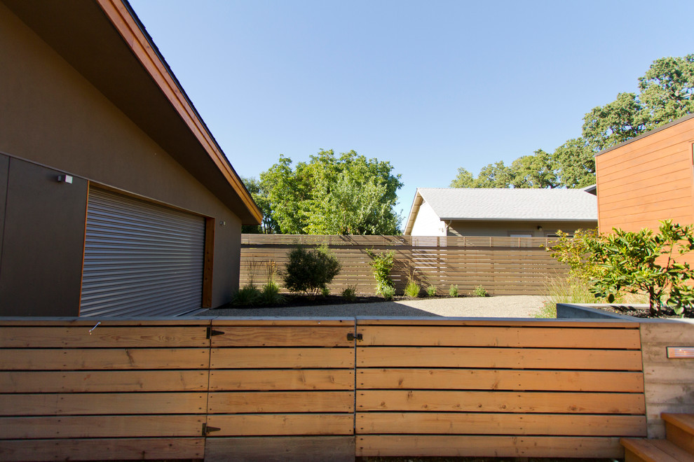Ispirazione per un grande patio o portico minimalista dietro casa con un focolare, ghiaia e nessuna copertura