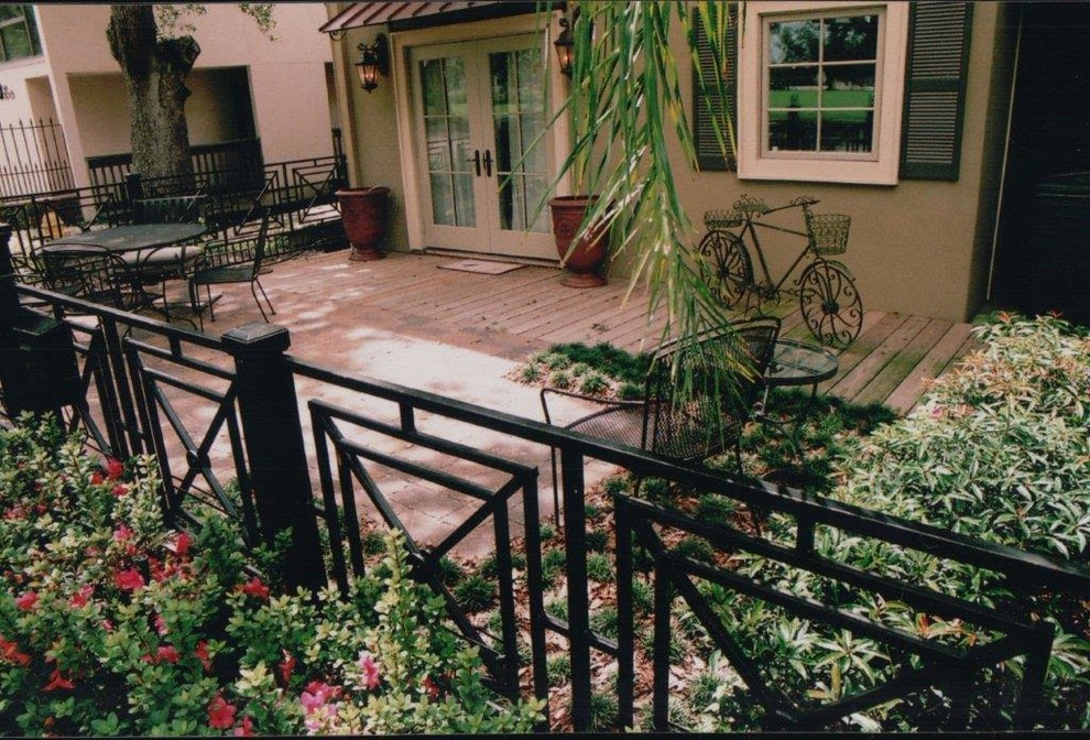 На фото: двор среднего размера на внутреннем дворе в классическом стиле с мощением тротуарной плиткой