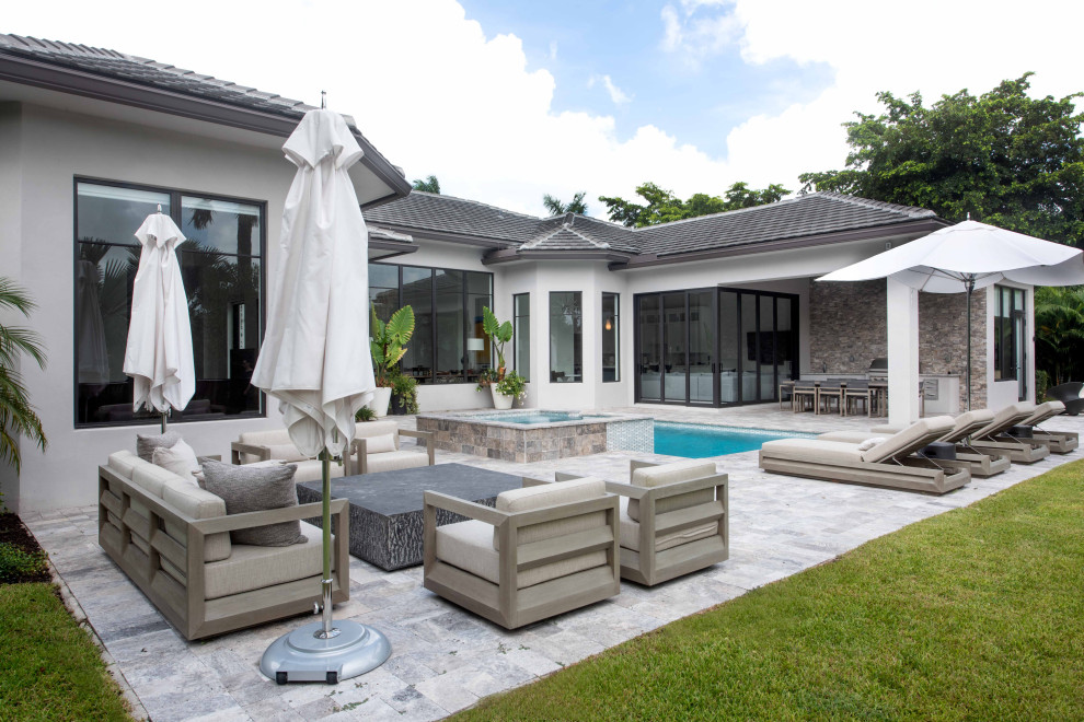 Источник вдохновения для домашнего уюта: большой двор на заднем дворе в современном стиле с покрытием из каменной брусчатки