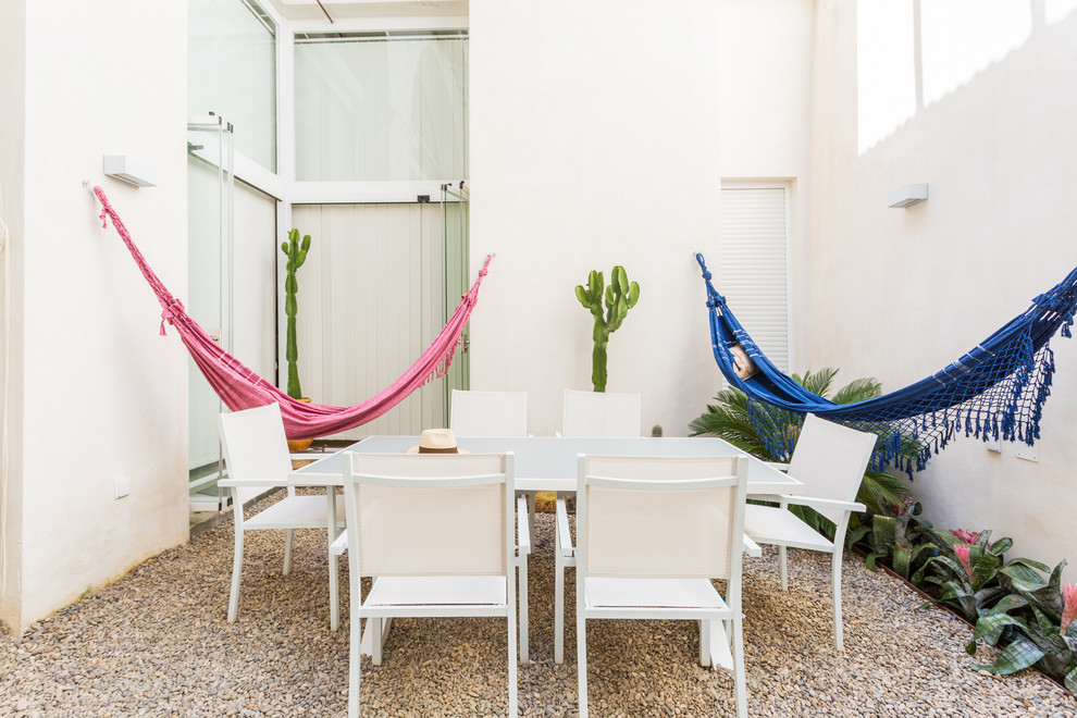 Mediterraner Patio mit Kies im Innenhof mit Kübelpflanzen in Sevilla
