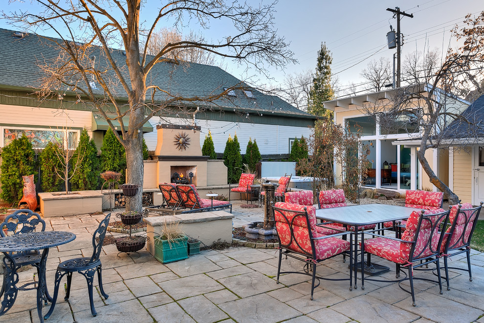 ボイシにある高級な巨大なトラディショナルスタイルのおしゃれな裏庭のテラス (ファイヤーピット、コンクリート敷き	、日よけなし) の写真