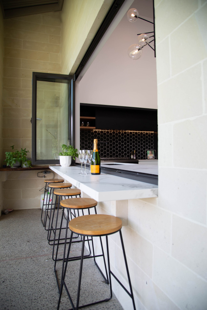 Стильный дизайн: двор среднего размера на внутреннем дворе в стиле модернизм с летней кухней, покрытием из бетонных плит и навесом - последний тренд